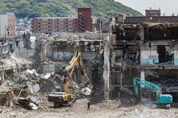 パワーショベルによるビル解体工事現場
