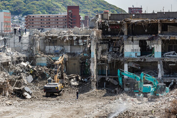 パワーショベルによるビル解体工事現場