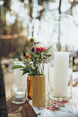 Fototapeta na wymiar rustic flower arrangement in the decor of a wedding banquet table