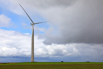 aerogenerador energ&iacute;a renobable limpia verde e&oacute;lica electricidad molino viento tierra 4M0A5856-as22