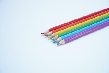 crayons de couleurs alignés