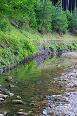 田舎の山に囲まれた川