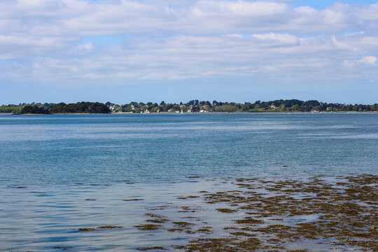 Vue sur un paysage marin de l'&icirc;le d'Arz dans le golfe du morbihan en Bretagne