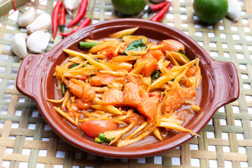 Spicy papaya salad with salmon