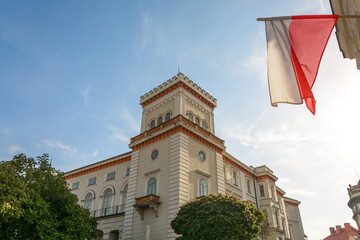 Biało-czerwona flaga Polski na tle Zamku Książąt Sułkowskich w Bielsku-Białej - obrazy, fototapety, plakaty