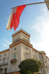 Biało-czerwona flaga Polski na tle Zamku Książąt Sułkowskich w Bielsku-Białej - obrazy, fototapety, plakaty
