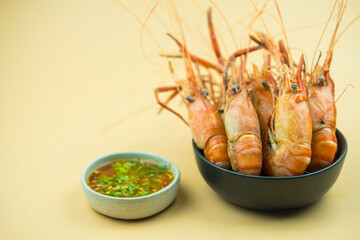 Big Steamed shrimp in a black bowl served with Thai seafood sauce style