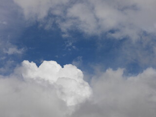 雲間から覗く青い空