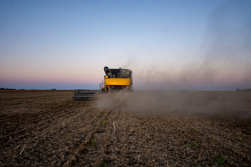 Fototapeta premium Sunset at the thresher