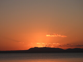 夕焼けと黒い山