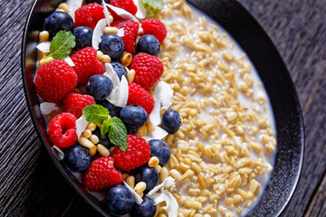 hulled whole grain oat porridge with berries