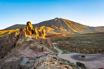 Morgensonne beleuchtet Felsformationen am El Teide Vulkan auf der kanarischen Insel Teneriffa,...