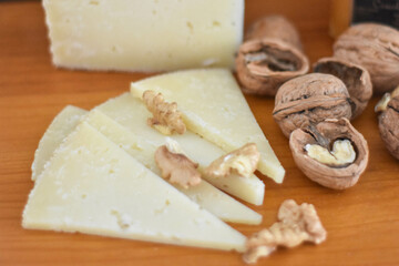 tabla de queso con tostadas y nueces