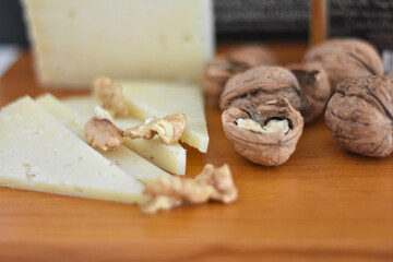 tabla de queso con tostadas y nueces