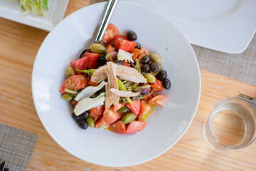 ensalada de tomate con olivas, cebolla y bonito