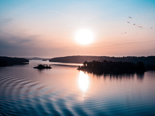 wunderschöner Sonnenuntergang am Meer in Schweden