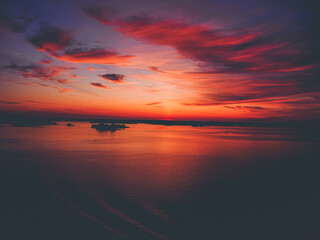 wunderschöner Sonnenuntergang am Meer in Schweden