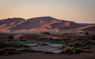 Sossusvlei in Namibia bei Sonnenaufgang. Einer der Plätze auf der Welt, den ich nie missen möchte!