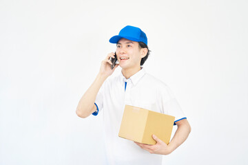 男性　引越し業者　電話する　白背景