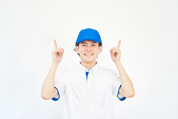 ポロシャツとキャップの制服の男性　指差し　白背景