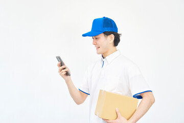 男性　宅配業者　スマホ　白背景