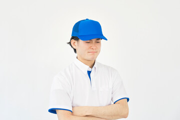 ポロシャツとキャップの制服の男性　困る　白背景