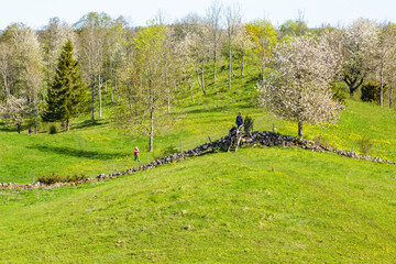 Obraz premium People on a hiking trail that crosses a stone wall
