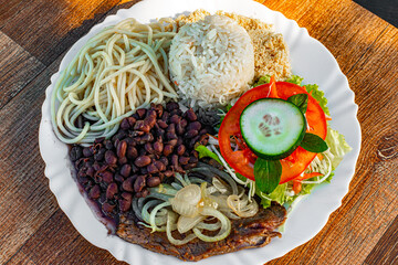 .Trade of lunchboxes with typical Brazilian flavor and the basis of Brazilian food: rice and beans