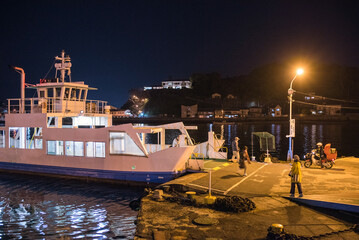 広島県・尾道港　渡し船乗り場の夜景　乗り降りする乗客　Ferryboat at...