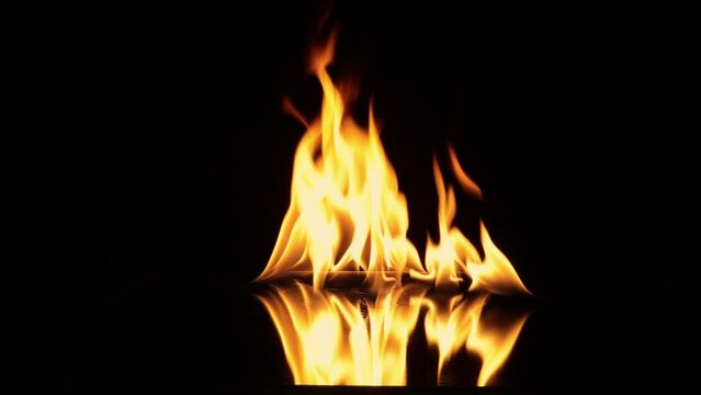 Feuer mit Spiegelung auf schwarzem Hintergrund.