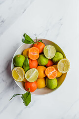 Saladier d'agrumes: clémentines, citrons