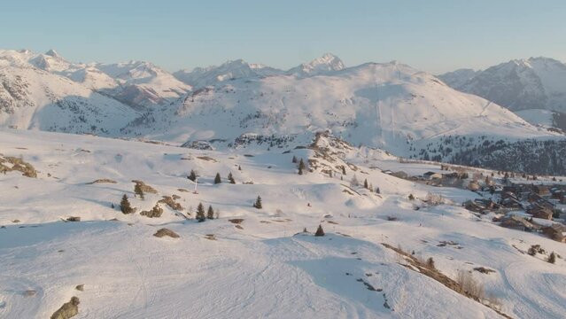Neige dans les montagnes en drone