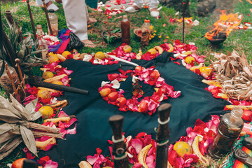 Ritual andino del Tumarina que se celebra durante la época del Pawkar Raymi o Celebración del florecimiento en la comunidad de Peguche, Ecuador.