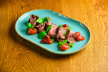 Meat flakes with basil