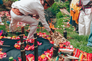 Ritual andino del Tumarina que se celebra durante la época del Pawkar Raymi o Celebración del florecimiento en la comunidad de Peguche, Ecuador. - obrazy, fototapety, plakaty