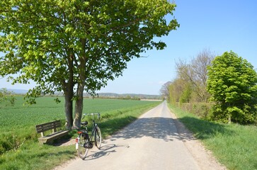Radfahren in der Region Hannover, Feldweg bei Ronnenberg mit Blick auf Gehrden, Niedersachsen