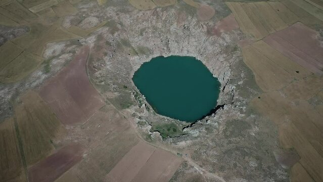 sivas zara kizilcan crater lake