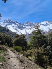 Paisaje de montaña nevada en Sierra Nevada, Granada, España. 