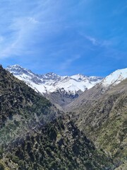 Fototapeta na wymiar Paisaje de montaña nevada en Sierra Nevada, Granada, España. 