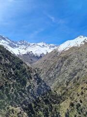 Paisaje de montaña nevada en Sierra Nevada, Granada, España. 