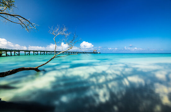 Strand auf Maldiven mit türkis farbenen Wasser , blauer Himmel - Beach on Maldives with turquoise water, blue sky