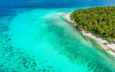 Fototapeta na wymiar Aerial view to the small islands surrounded by cristal clear waters around Maldives