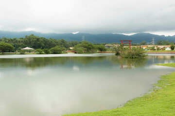Paisagem de com um lago com serra ao fundo. No Parque Centenário em Mogi das Cruzes cidade do...