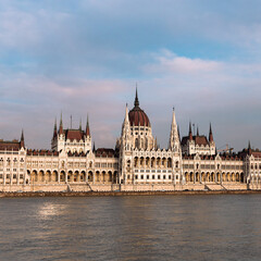 Fototapeta na wymiar view from the Danube River to the panorama of the Hungarian Parliament, which is a symbol of the Hungarian capital