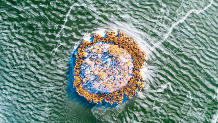 Wyspa na zamarzniętym zalewem © Bartek