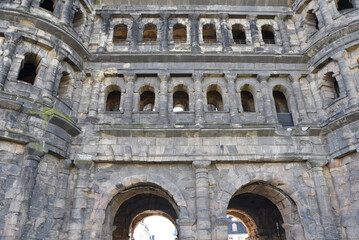 Fototapeta premium Façade nord de la Porta Nigra de Trèves. Allemagne