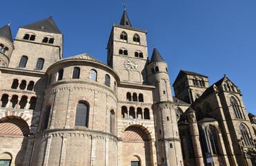 Fototapeta na wymiar Façade de la cathédrale de Trèves. Allemagne