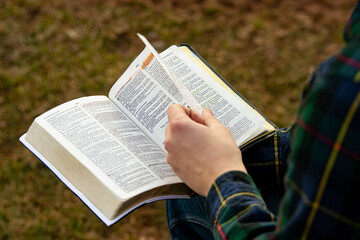 Naklejka premium Flipping pages in the Bible