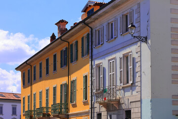 vecchi palazzi colorati di arona in italia