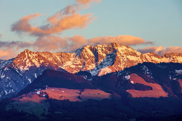Fototapeta na wymiar Allgäu - Sonthofer Hof - Frühling - Sonnenköpfe - Sonnenuntergang - Alpenglühen 